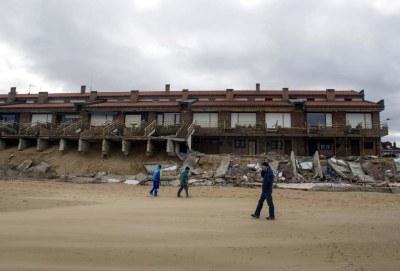 Unos chalés en la playa de Somo y el temporal (Cantabria) Chalés_Somo_2014_Diario Montañés