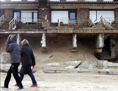 Unos chalés en la playa de Somo y el temporal (Cantabria) Chalés_Somo_2014_EFE