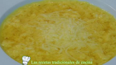 Sopa de huevo hilado