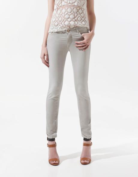 Cómo combinar un pantalón gris