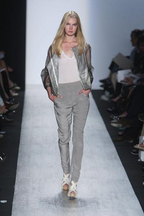 Cómo combinar un pantalón gris