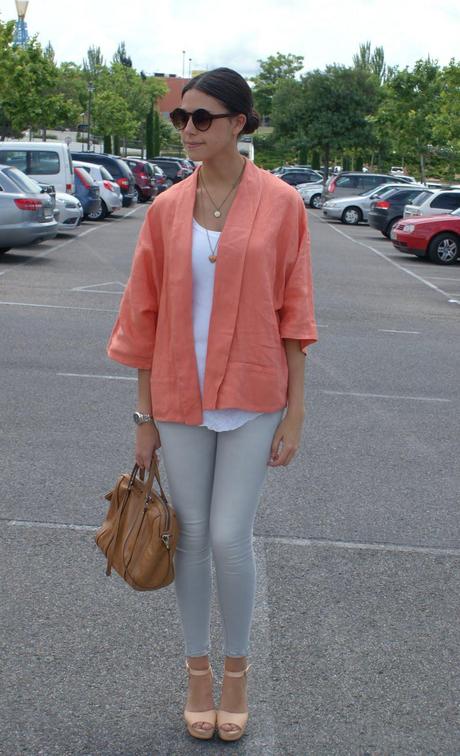 Cómo combinar un pantalón gris