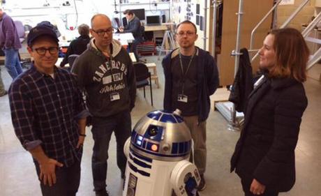 Star-Wars-VII-Se-confirma-la-participacion-de-R2-D2_noticia_main_landscape