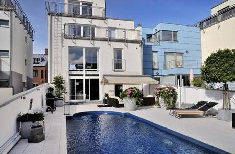 Moderna townhouse de 210 m² en 4 plantas estilo nórdico escandinavo distribución diáfana diseño de exteriores decoración moderna decoración interiores sueca decoración distribución adosados decoración diseño de interiores blog decoración nórdica