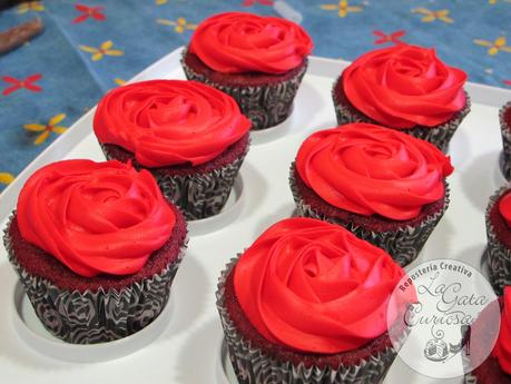 CREMA DE QUESO CON POCA AZUCAR – PASTELITOS EN ROJO Y NEGRO