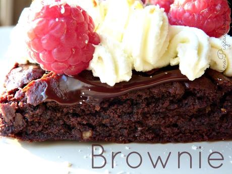 Brownie de Chocolate con crema de Mascarpone, almendra y frambuesas.