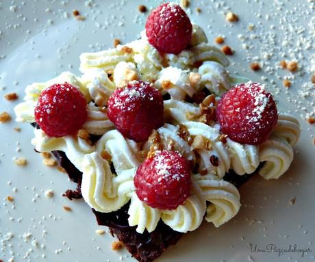 Brownie de Chocolate con crema de Mascarpone, almendra y frambuesas.