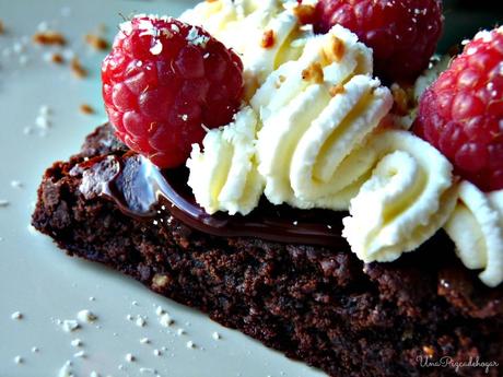 Brownie de Chocolate con crema de Mascarpone, almendra y frambuesas.