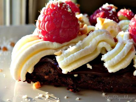 Brownie de Chocolate con crema de Mascarpone, almendra y frambuesas.