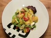 Ensalada brotes, rúcula, pollo, pasta vinagreta mango