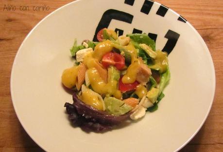 ENSALADA DE BROTES, RÚCULA, POLLO, PASTA A LA VINAGRETA DE MANGO