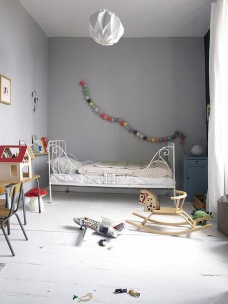 Dormitorio infantil ecléctico.