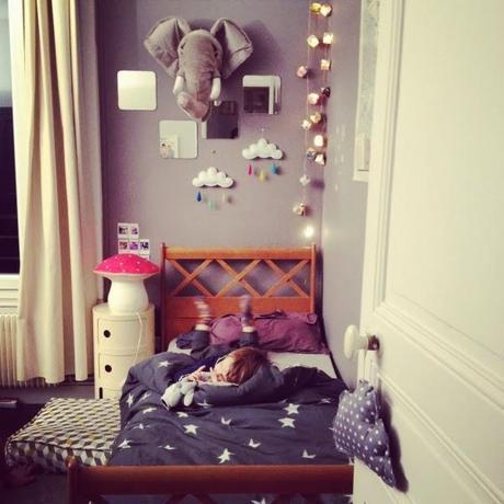 Dormitorio infantil ecléctico.