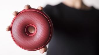 Hoop Bluetooth Speaker :: altavoz portátil de Lexon Hoop Bluetooth Speaker :: altavoz portátil de Lexon