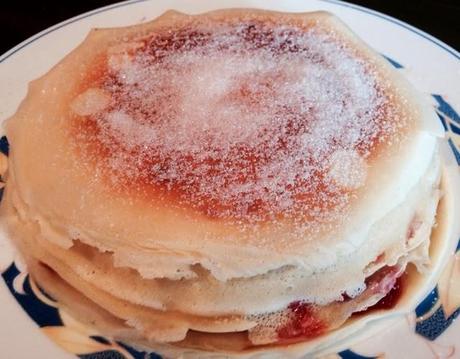 Tarta de Creps con crema pastelera y confitura de fresa