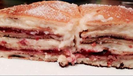 Tarta de Creps con crema pastelera y confitura de fresa