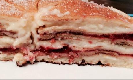 Tarta de Creps con crema pastelera y confitura de fresa