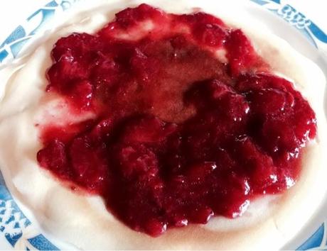 Tarta de Creps con crema pastelera y confitura de fresa