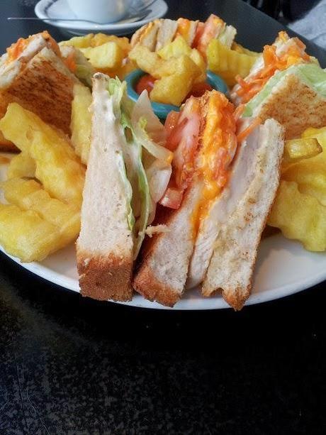 Patatin Company de la calle Ibiza con Menedez Pelayo Madrid