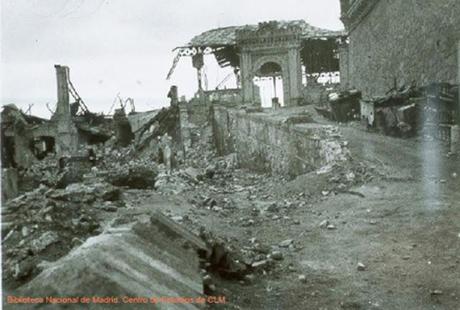 El Alcázar y edificios exteriores durante el Asedio.