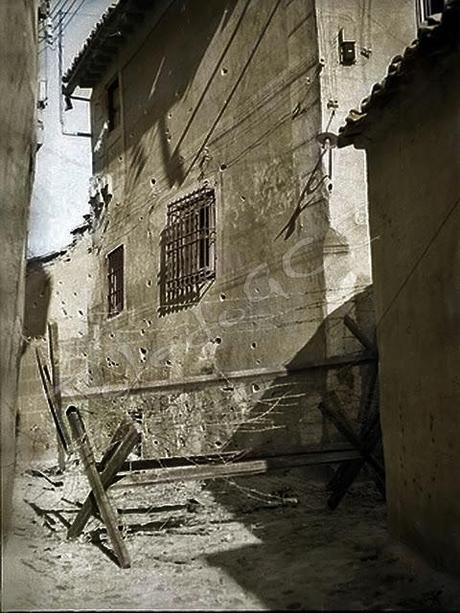 El Alcázar y edificios exteriores durante el Asedio.
