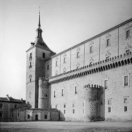 El Alcázar y edificios exteriores durante el Asedio.