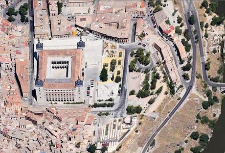 El Alcázar y edificios exteriores durante el Asedio.