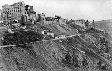El Alcázar y edificios exteriores durante el Asedio.