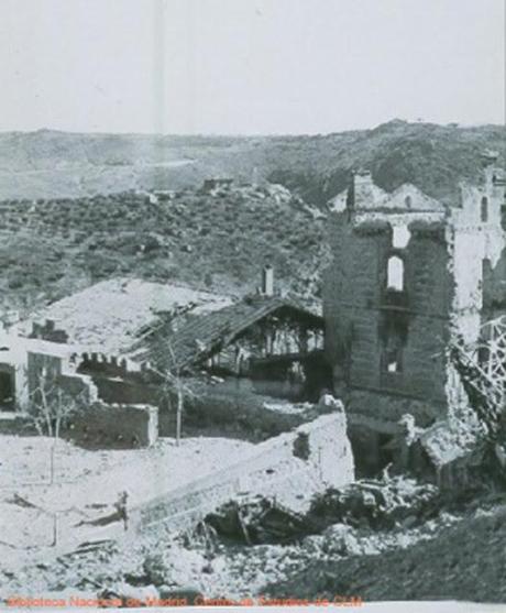 El Alcázar y edificios exteriores durante el Asedio.