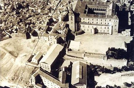 El Alcázar y edificios exteriores durante el Asedio.