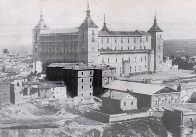 El Alcázar y edificios exteriores durante el Asedio.