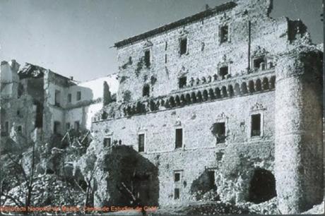 El Alcázar y edificios exteriores durante el Asedio.