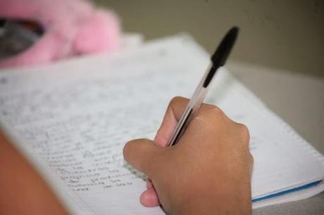 Cómo editar tu propio libro. Por Pilar mano-escribiendo-en-cuaderno2