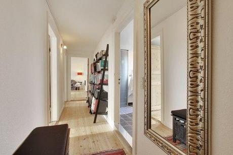 muebles de diseño danés mezcla piezas ikea con diseño original fritz hansen montana diseño danés estilo nórdico escandinavo espacio extra de almacenaje exposición distribución en L espacios diáfanos Distribución de zonas comunes en L decoración de áticos chimenea de bioetanol para separar ambientes blog decoracion interiores 