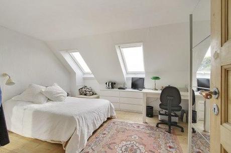 muebles de diseño danés mezcla piezas ikea con diseño original fritz hansen montana diseño danés estilo nórdico escandinavo espacio extra de almacenaje exposición distribución en L espacios diáfanos Distribución de zonas comunes en L decoración de áticos chimenea de bioetanol para separar ambientes blog decoracion interiores 