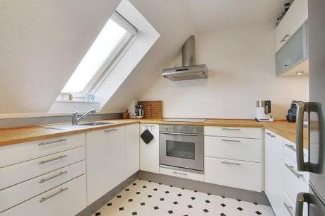 muebles de diseño danés mezcla piezas ikea con diseño original fritz hansen montana diseño danés estilo nórdico escandinavo espacio extra de almacenaje exposición distribución en L espacios diáfanos Distribución de zonas comunes en L decoración de áticos chimenea de bioetanol para separar ambientes blog decoracion interiores 