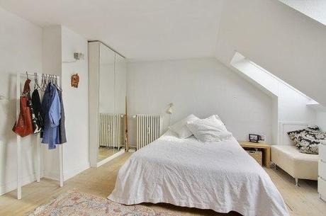 muebles de diseño danés mezcla piezas ikea con diseño original fritz hansen montana diseño danés estilo nórdico escandinavo espacio extra de almacenaje exposición distribución en L espacios diáfanos Distribución de zonas comunes en L decoración de áticos chimenea de bioetanol para separar ambientes blog decoracion interiores 