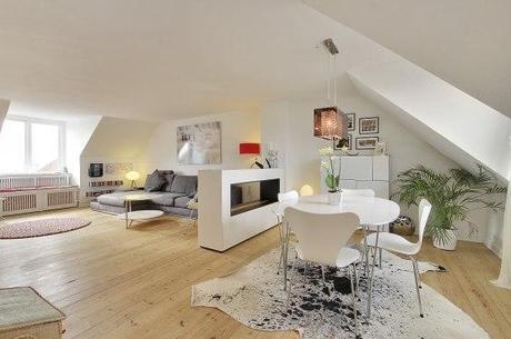 muebles de diseño danés mezcla piezas ikea con diseño original fritz hansen montana diseño danés estilo nórdico escandinavo espacio extra de almacenaje exposición distribución en L espacios diáfanos Distribución de zonas comunes en L decoración de áticos chimenea de bioetanol para separar ambientes blog decoracion interiores 