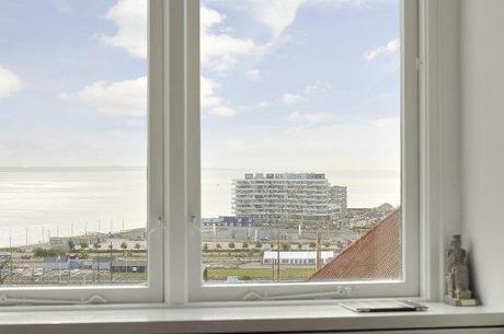 muebles de diseño danés mezcla piezas ikea con diseño original fritz hansen montana diseño danés estilo nórdico escandinavo espacio extra de almacenaje exposición distribución en L espacios diáfanos Distribución de zonas comunes en L decoración de áticos chimenea de bioetanol para separar ambientes blog decoracion interiores 