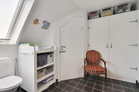 muebles de diseño danés mezcla piezas ikea con diseño original fritz hansen montana diseño danés estilo nórdico escandinavo espacio extra de almacenaje exposición distribución en L espacios diáfanos Distribución de zonas comunes en L decoración de áticos chimenea de bioetanol para separar ambientes blog decoracion interiores 