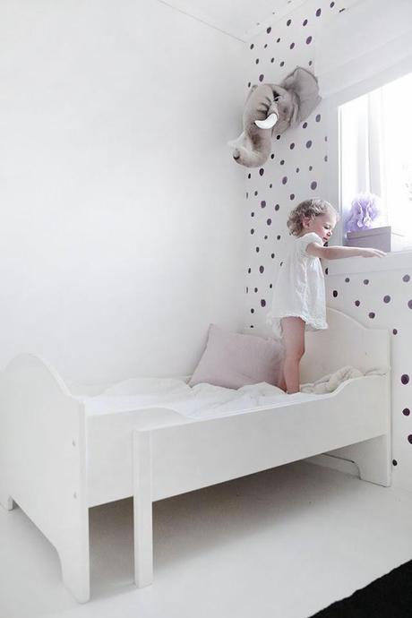 tips-deco-low-cost-decorar-pared-vacia-vinilo-dots-puntos-lunares-topos
