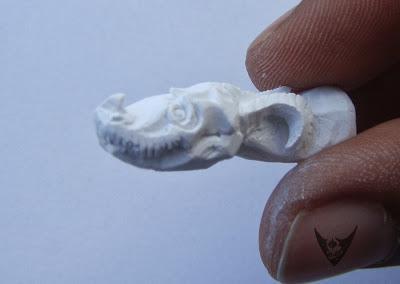 Esculpiendo dinosaurios en tiza