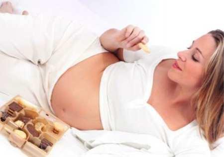 embarazada comiendo chocolate