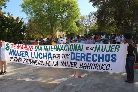 Marchan en Neiba contra violencia a la mujer.