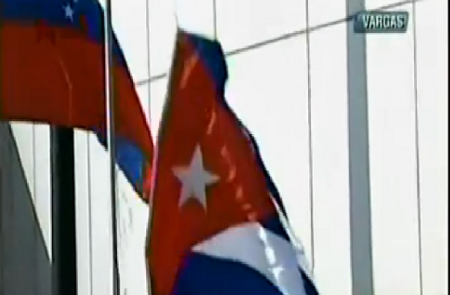 Bandera de Cuba cae al llegar Raúl Castro a Venezuela