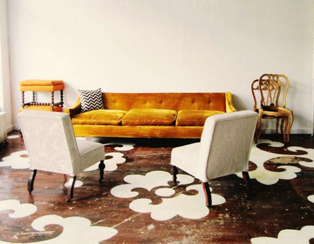 Chairloom, stencils piso dramáticas, pintura blanca sobre madera, sofá de terciopelo amarillo, Remodelista