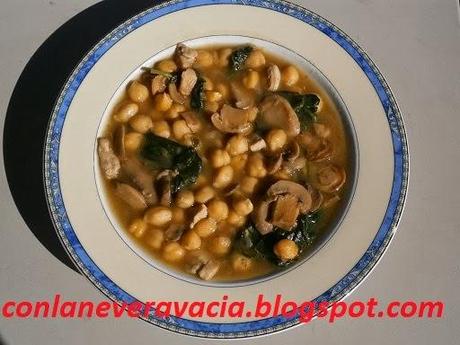 GARBANZOS CON ESPINACAS POLLO Y CHAMPIÑONES