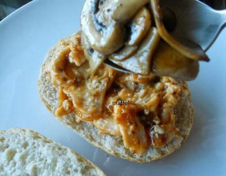 Sandwich de pollo con queso y champignones
