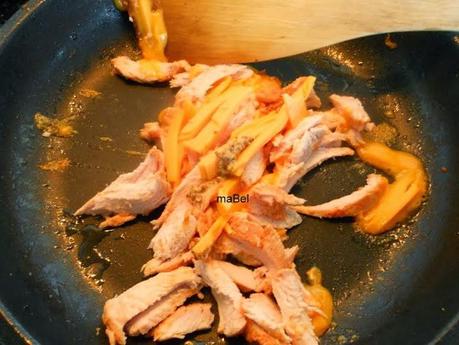 Sandwich de pollo con queso y champignones