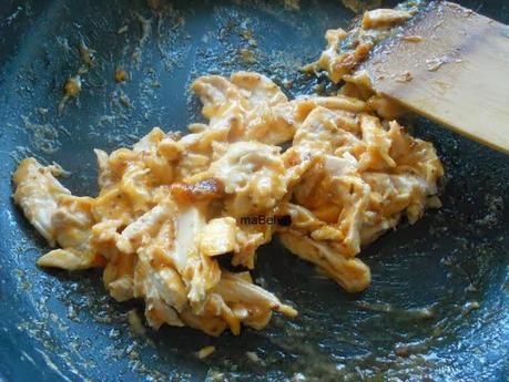 Sandwich de pollo con queso y champignones